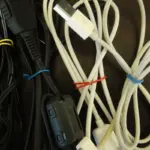 Použijte kancelářské sponky k organizaci kabelů - IT profesionálové to dělají.