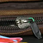 Použijte kancelářské sponky na prasklé zippy: Geniální řešení v minutě