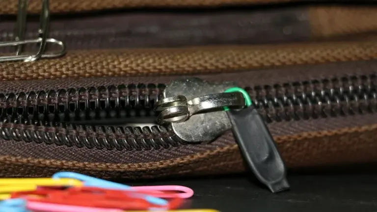Použijte kancelářské sponky na prasklé zippy: Geniální řešení v minutě