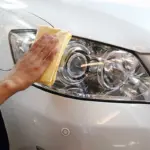 Použijte zubní pastu na zamlžená světla auta: levný způsob, jak je rozjasnit.