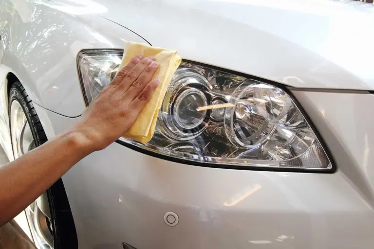 Použijte zubní pastu na zamlžená světla auta: levný způsob, jak je rozjasnit.