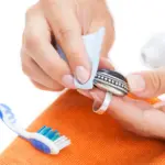 Použijte zubní pastu na zašlé stříbro: Babičkin trik funguje dodnes.