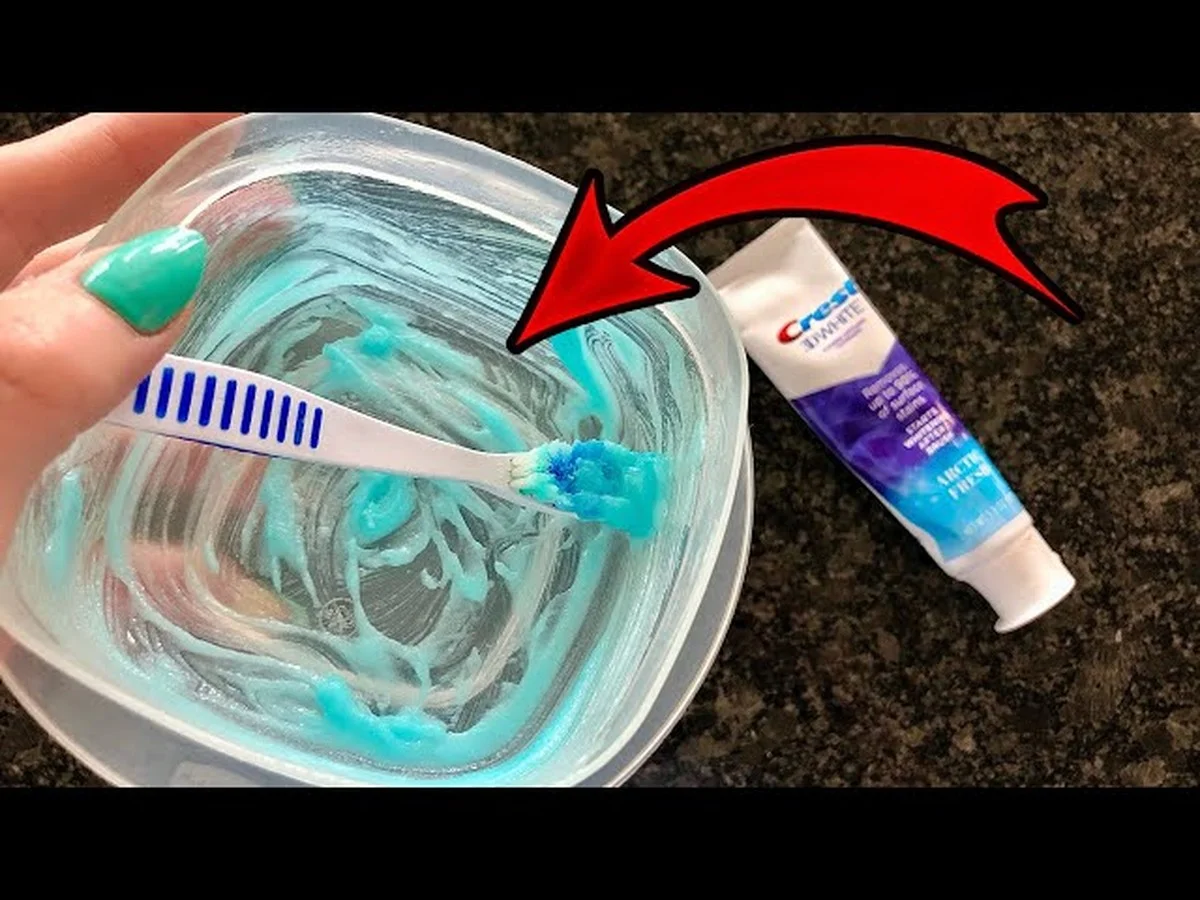 Použijte zubní pastu na zaschlé skvrny: Trik, který zachrání vaše oblečení - image 1