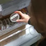 Proč dát kávová zrna do ledničky? Starý trik, který překvapí vaše hosty