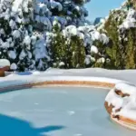 Proč dát minci do zmrzlého bazénu: trik, který zachrání vaše vybavení