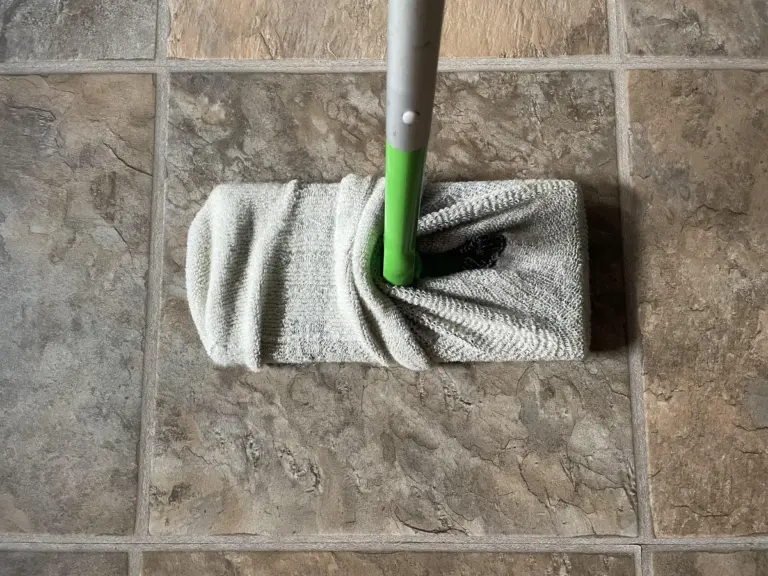 Proč dát ponožku na smeták? Tajný trik pro dokonale čistý strop