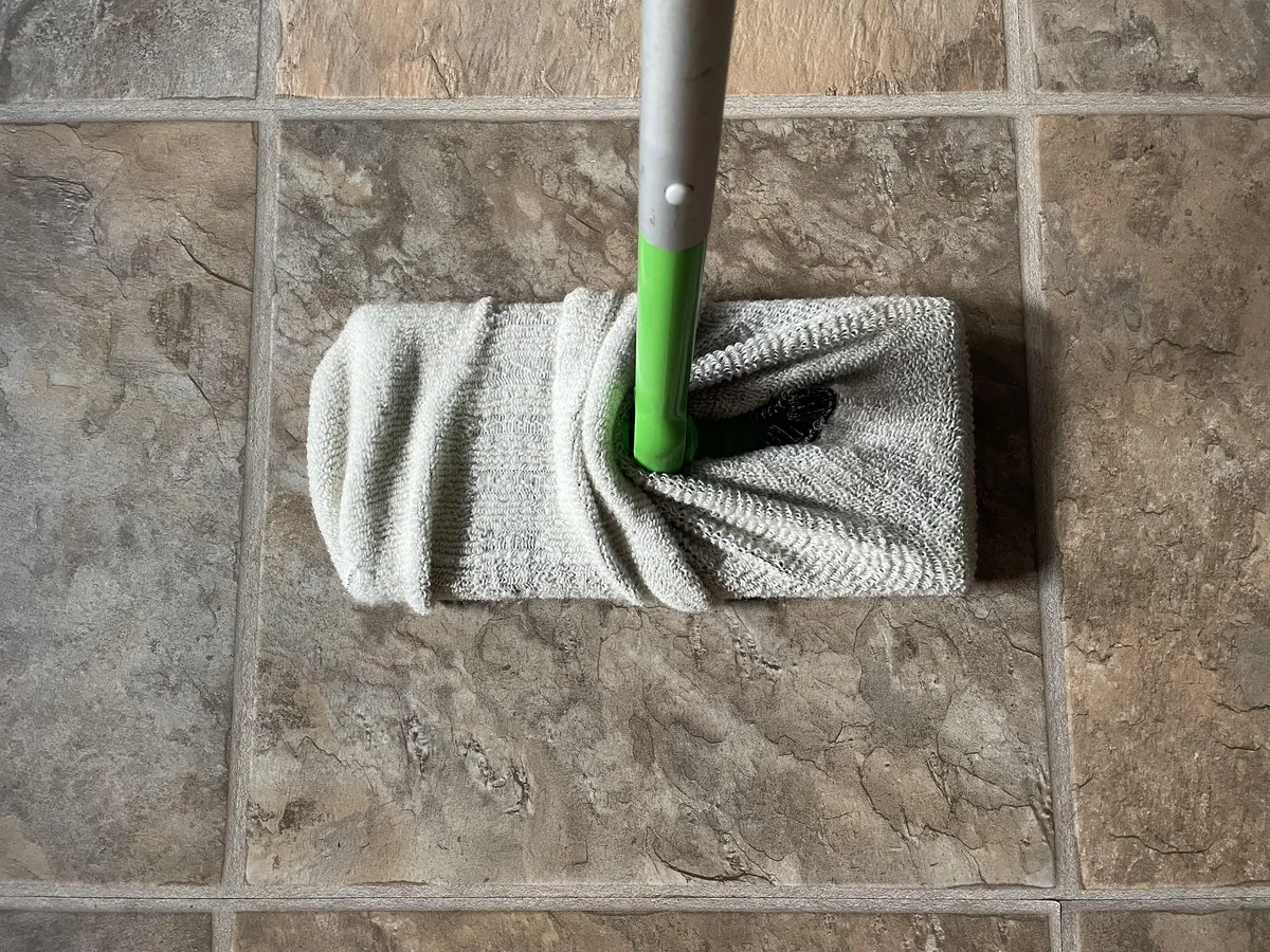 Proč dát ponožku na smeták? Tajný trik pro dokonale čistý strop