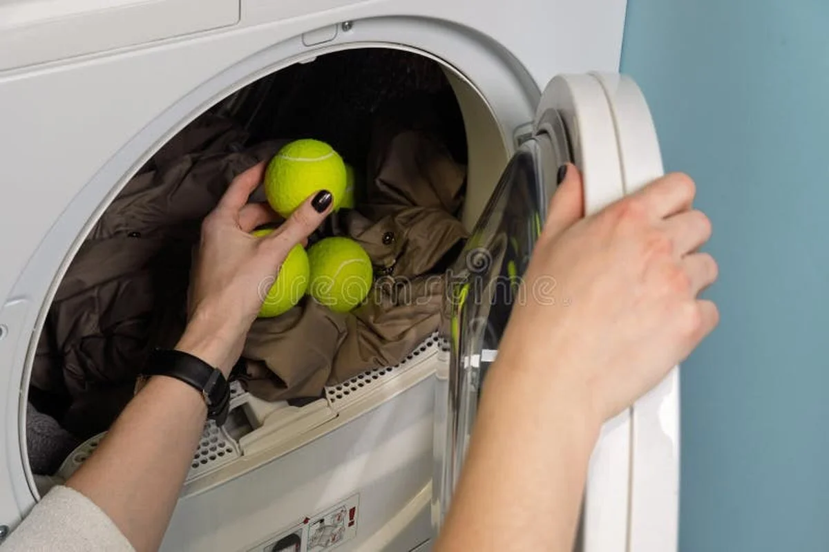 Proč dát tenisový míček do sušičky: Trik pro nadýchané prádlo. - image 1