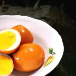 Proč kuchaři vždy přidávají ocet do vroucích vajec?