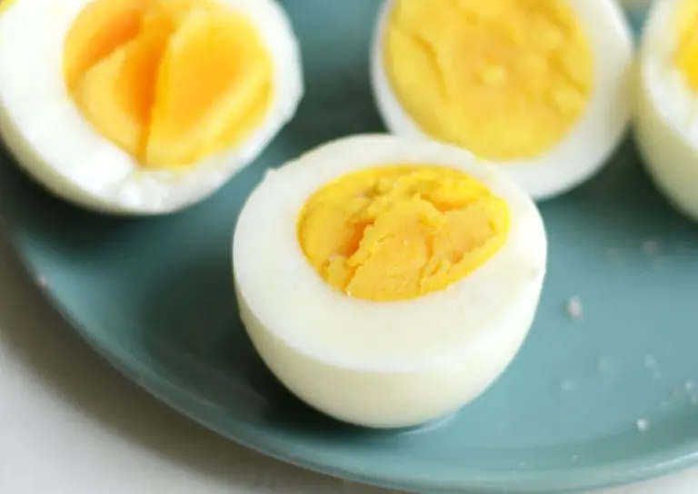 Proč kuchaři vždy přidávají ocet do vařících se vajec.