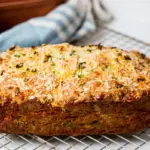 Proč položit kousek chleba vedle nakrájené cibule - kuchařský trik.