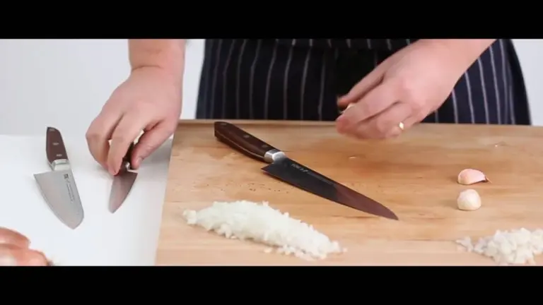 Šéfkuchaři přísahají: tento trik s česnekem změní vaše vaření navždy.