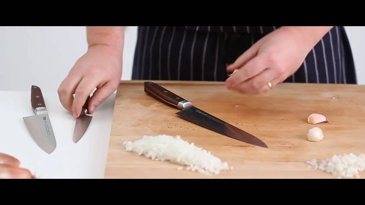 Šéfkuchaři přísahají: tento trik s česnekem změní vaše vaření navždy.