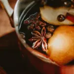 Skořice v květináči: Přírodní řešení proti mouchám v domácnosti.