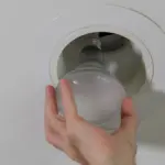 Tenká vrstva vazelíny na žárovce: Prodlužte její životnost dvakrát.