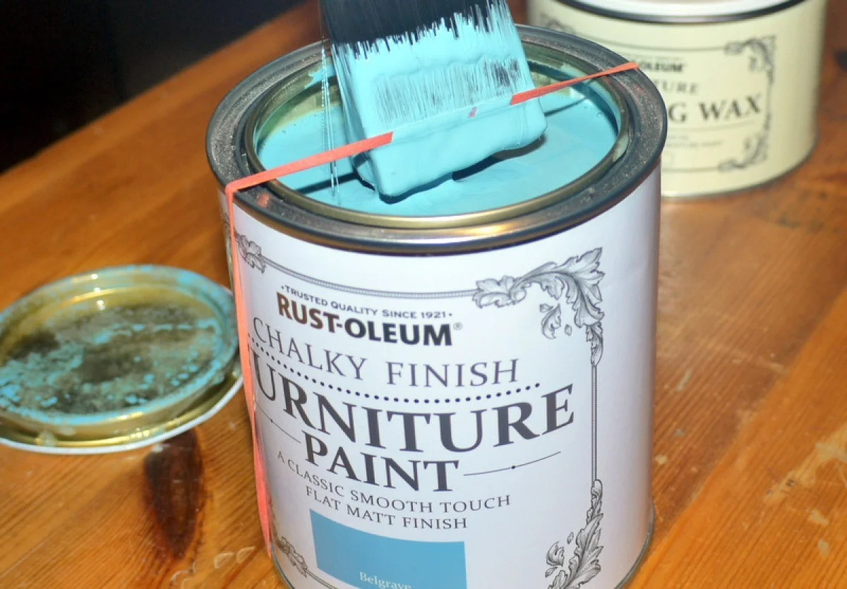 Vlasová gumička kolem plechovky barvy: Proč to profesionálové dělají