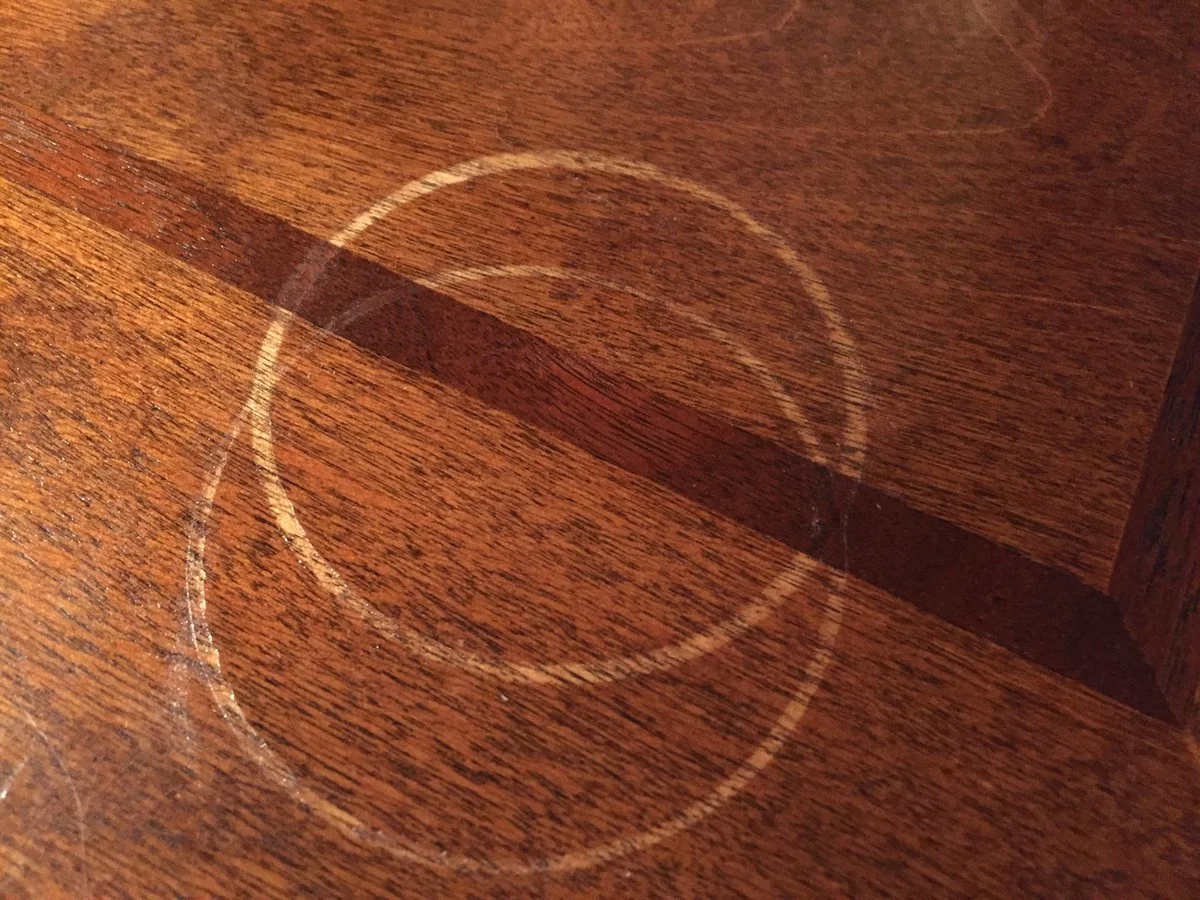 Vlašské ořechy na poškrábané dřevo: Starý trik, který nábytek miluje - image 2