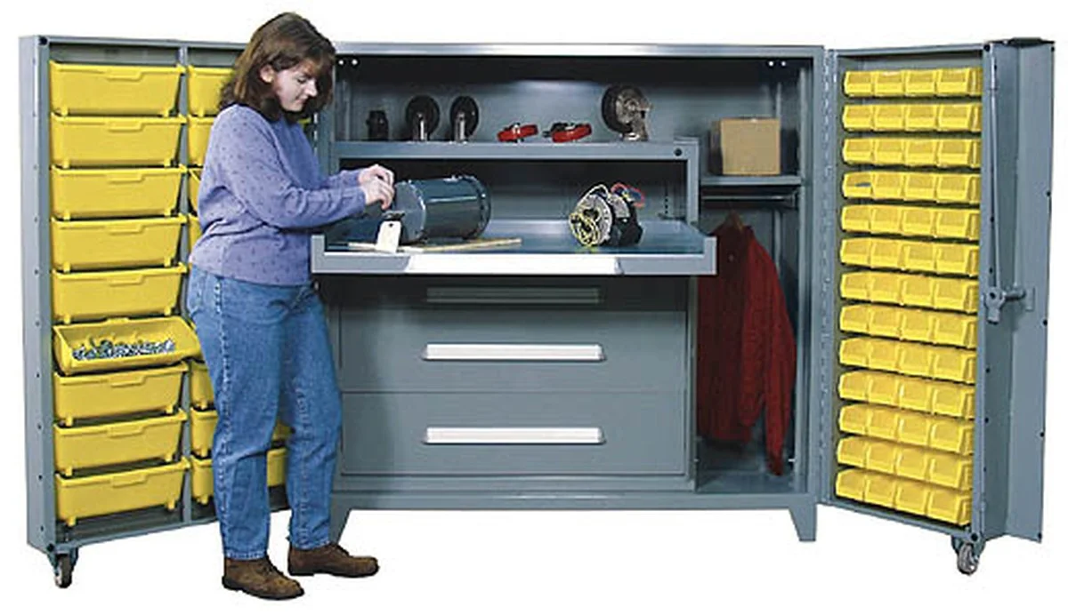 Vosk ze svíčky na zasekávající se zásuvky: Geniální trik našich babiček - image 1