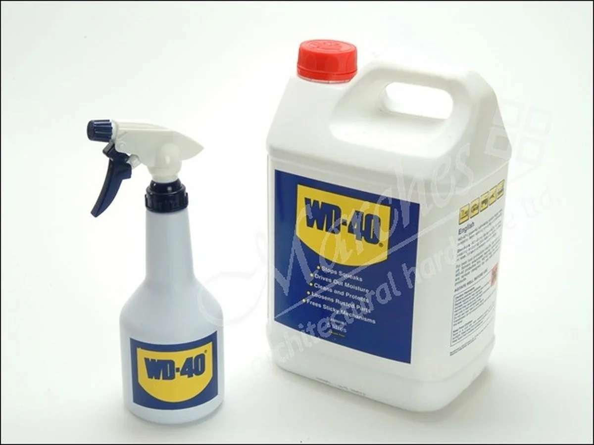 WD-40 na kožené boty: Zimní tajemství proti soli a posypovým materiálům. - image 1