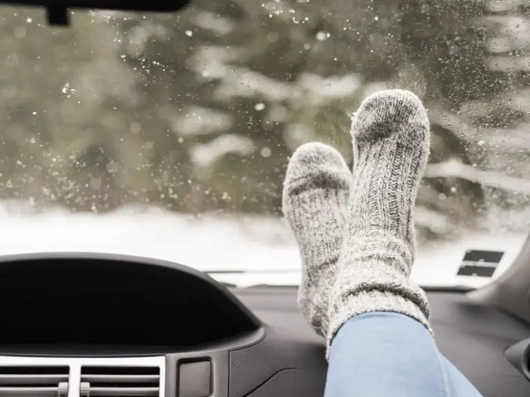 Zmrzlá ponožka na zamlžené zrcadlo? Funguje to lépe než drahé spreje.