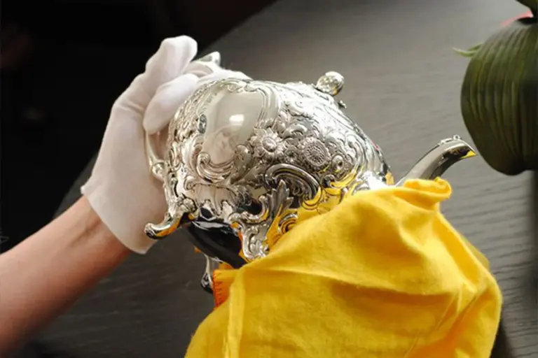 Zubní pasta na zašlé stříbro: zapomenutý způsob leštění bez chemie