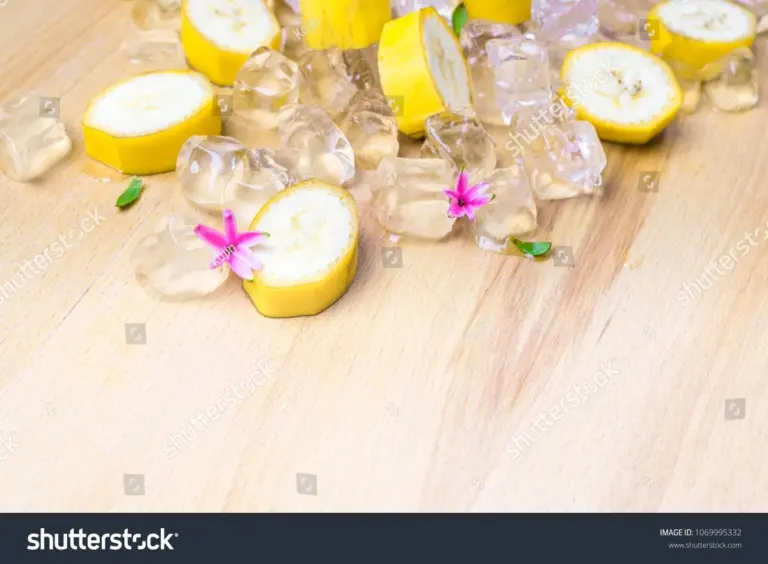 Banánová slupka proti zledovatělým schodům: Zimní trik, který funguje lépe než sůl.