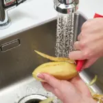 Bramborové slupky do odtoku: Proč instalatéři tento trik používají místo chemie