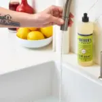 Citronová šťáva na vodovodní baterii: Odstraní vodní kámen během 10 minut