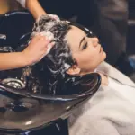 Co kadeřníci skutečně dělají s šamponem před vaší návštěvou