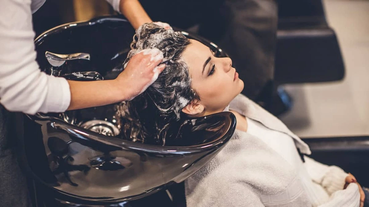 Co kadeřníci skutečně dělají s šamponem před vaší návštěvou