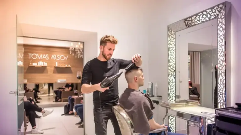 Co kadeřníci v Praze nikdy neprozradí o šamponech z drogerie.