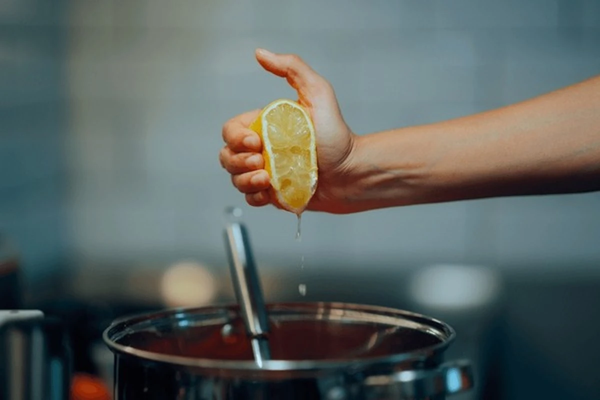 Co kuchaři dělají s citrónem před vymačkáním: Trik pro dvojnásobnou šťávu