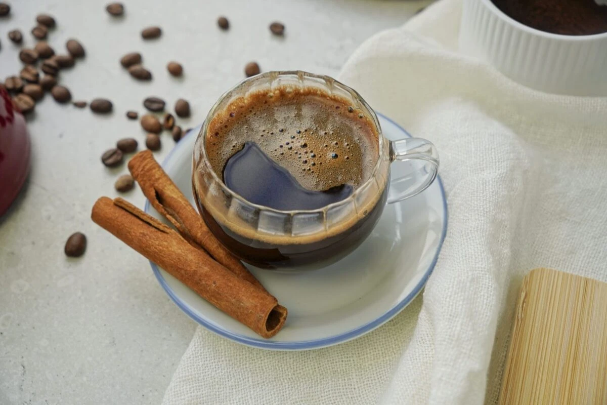 Dejte skořici do kávového filtru: Zbavte se zápachu v lednici přes noc.