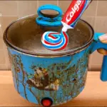 Dejte zubní pastu na spálený hrnec: za 5 minut vypadá jako nový