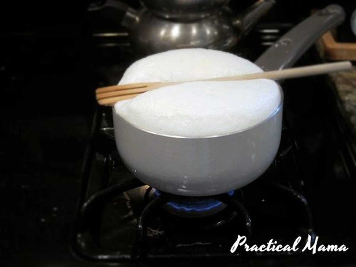 Dřevěná lžíce na vroucí mléko: Proč nikdy nepřeteče. - image 1