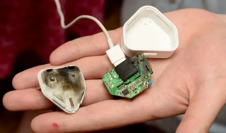 Elektrikáři varují: Nikdy nenechávejte nabíječku v zásuvce přes noc