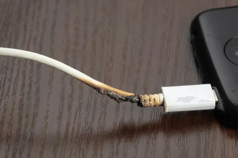 Elektrikáři varují: Tohle nikdy nedělejte s nabíječkou vašeho telefonu