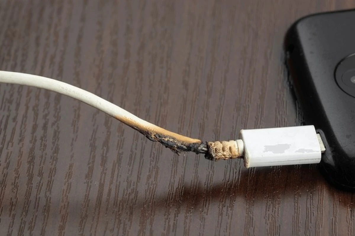 Elektrikáři varují: Tohle nikdy nedělejte s nabíječkou vašeho telefonu