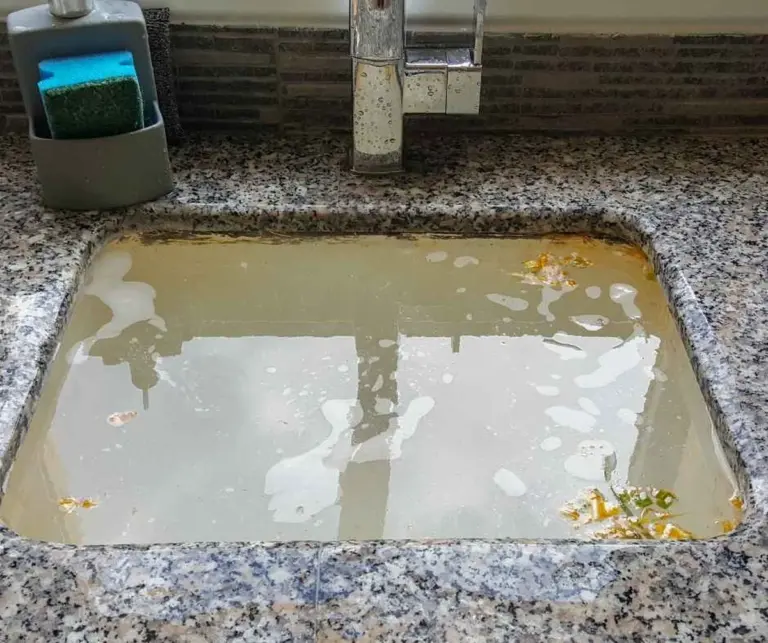 Instalatéři varují: Nikdy nevylévejte kávovou sedlinu do dřezu