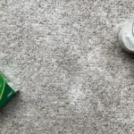 Jedlá soda na koberci přes noc: Zázračné řešení proti zápachům