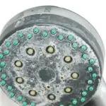 Jedlá soda ve sprše: Způsob, jak odstranit vodní kámen z hlavice bez chemie