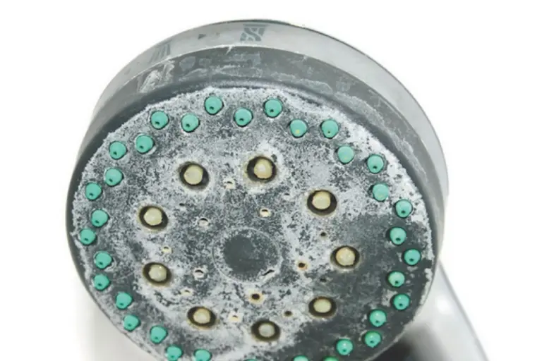 Jedlá soda ve sprše: Způsob, jak odstranit vodní kámen z hlavice bez chemie