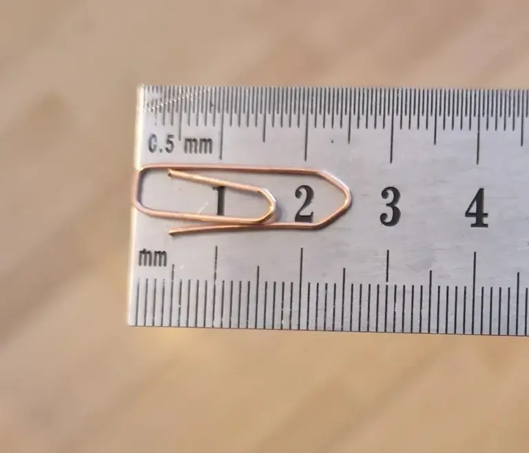 Kancelářská sponka vyřeší zaseknutý zip: trik, který musíte znát.