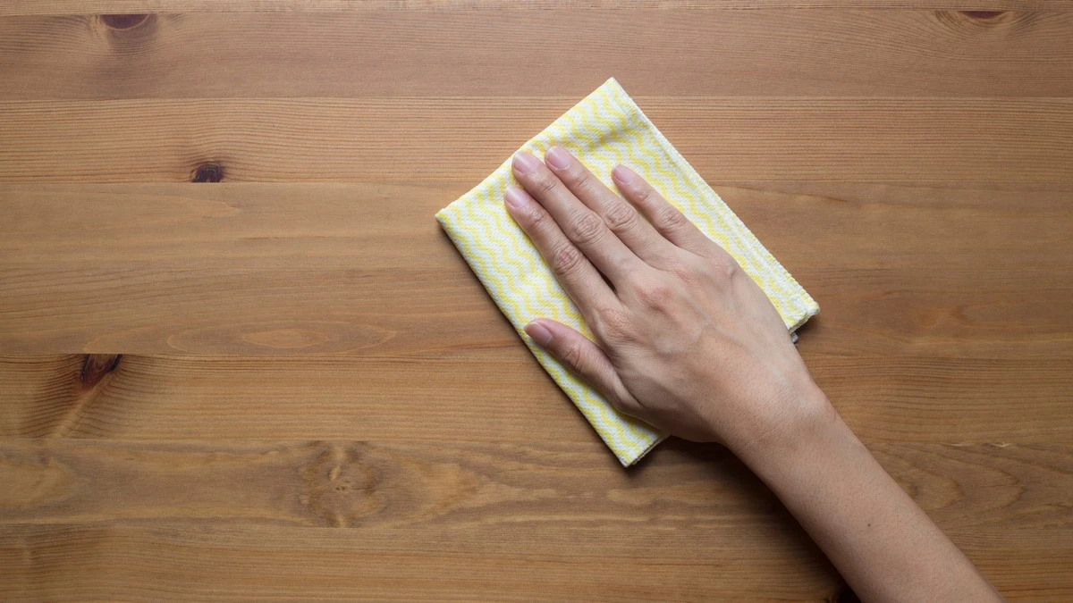 Kokosový olej na dřevěný nábytek: obnovuje lesk lépe než komerční přípravky