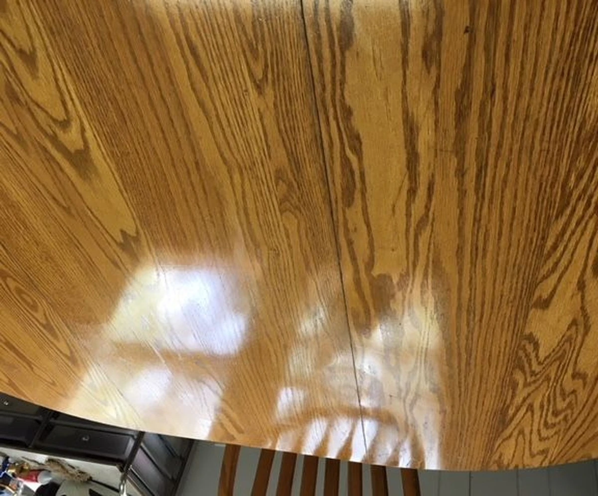 Kokosový olej na dřevěný nábytek: obnovuje lesk lépe než komerční přípravky - image 1