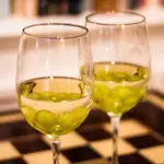 Mražené hrozny místo ledových kostek? Ochlaďte víno bez ředění.