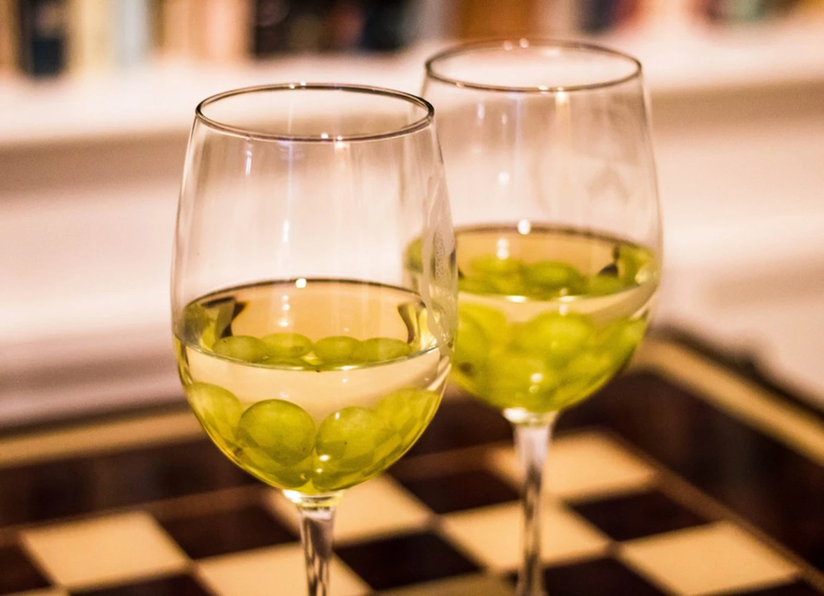 Mražené hrozny místo ledových kostek? Ochlaďte víno bez ředění.