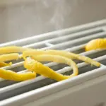 Položte citronovou kůru na topení: Voňavý trik pro suchý zimní vzduch.