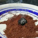 Položte kávovou sedlinu na parapet a zapomeňte na komáry navždy