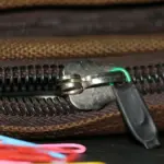 Použijte kancelářské sponky na prasklé zipy: Trik, který šetří peníze